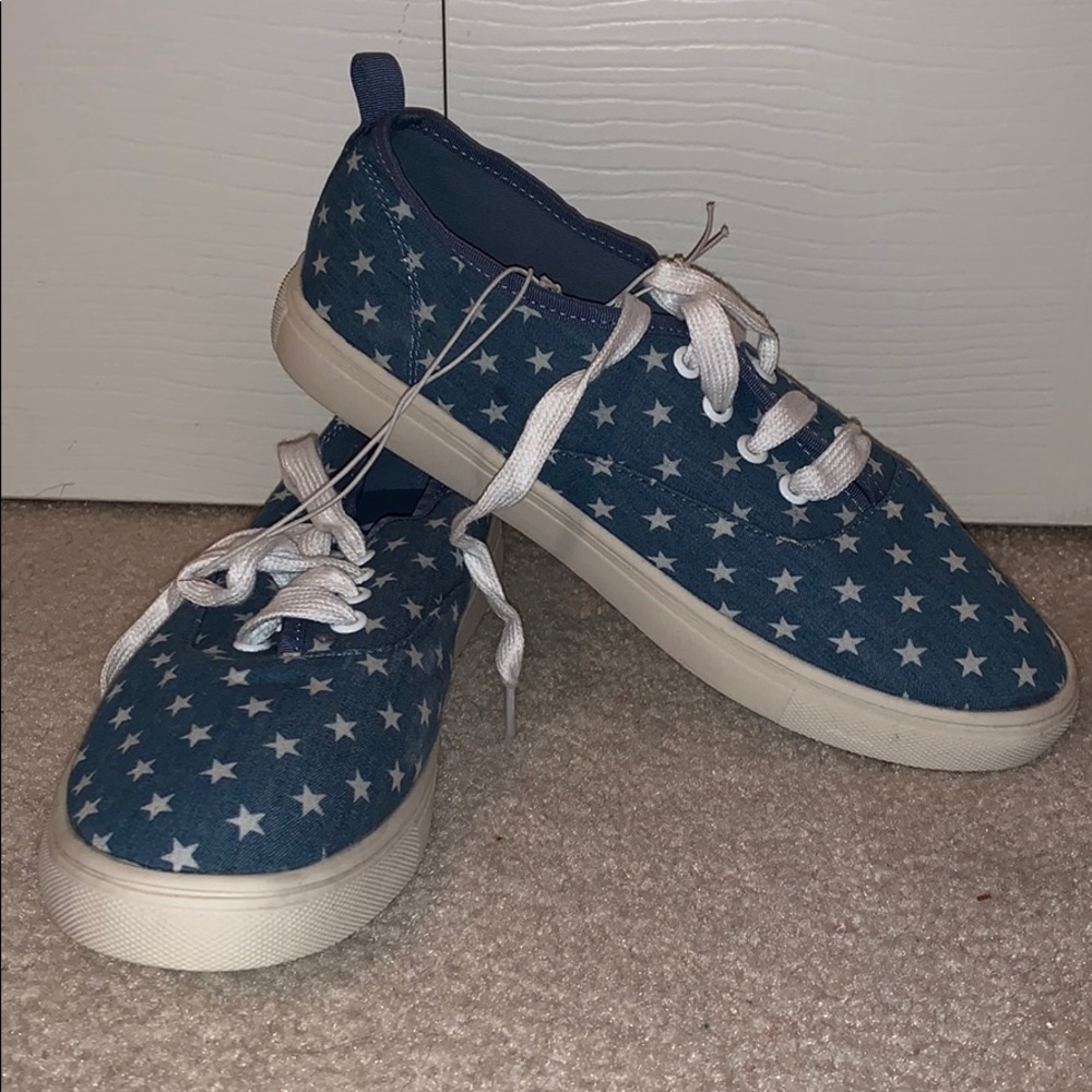 Blue star tennis shoes